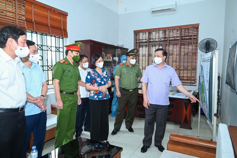 Ủy viên Bộ Chính trị, Bí thư Thành ủy Hà Nội Đinh Tiến Dũng kiểm tra công tác phòng dịch tại huyện Thanh Trì.