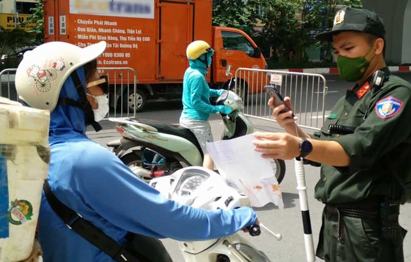 Lực lượng tổ công tác kiểm tra giấy đi đường của người tham gia giao thông.