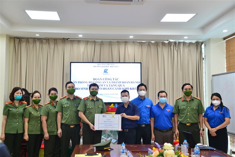 Văn phòng Bộ Công an phối hợp cùng Thành đoàn Hà Nội tặng quà hỗ trợ cho sinh viên ngoại tỉnh học tập tại Trường Đại học Điện lực đang gặp khó khăn ở trên địa bàn Hà Nội.