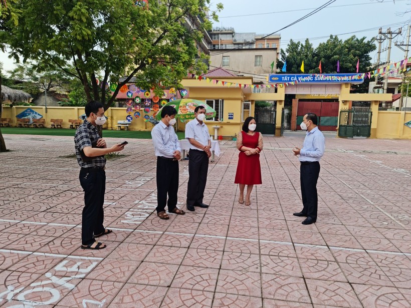 Phó Chủ tịch Thường trực UBND tỉnh Bắc Giang - Mai Sơn (ngoài cùng bên phải) tại buổi kiểm tra.