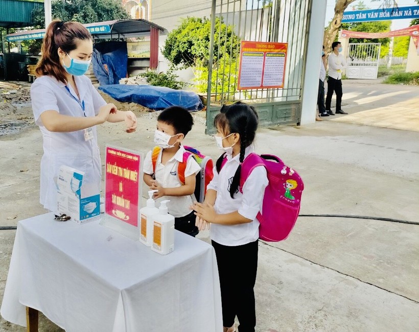 Học sinh trường tiểu học Canh Nậu trong ngày tựu trường.