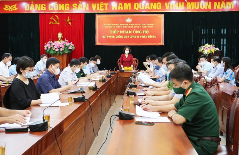 Chủ tịch UBND tỉnh Bắc Ninh - Nguyễn Hương Giang chủ trì buổi họp.