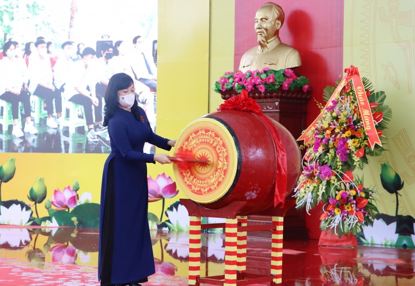 Bà Đào Hồng Lan, Ủy viên Trung ương Đảng, Bí thư Tỉnh ủy Bắc Ninh đánh trống khai giảng năm học mới.