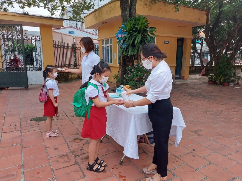 Học sinh trường tiểu học Đông Thành (TP Bắc Giang) hướng dẫn học sinh thực hiện 5K.
