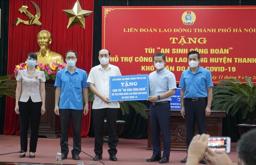 Chủ tịch LĐLĐ TP Hà Nội Nguyễn Phi Thường trao 1.000 Túi An sinh Công đoàn được hỗ trợ cho người lao động khó khăn ảnh hưởng dịch bệnh Covid-19.