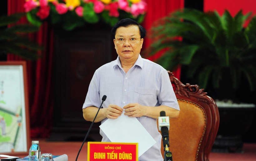 Ủy viên Bộ Chính trị, Bí thư Thành ủy Hà Nội Đinh Tiến Dũng yêu cầu làm rõ trách nhiệm lãnh đạo cấp ủy, chính quyền phường Trung Văn trong công tác phòng, chống dịch Covid-19.