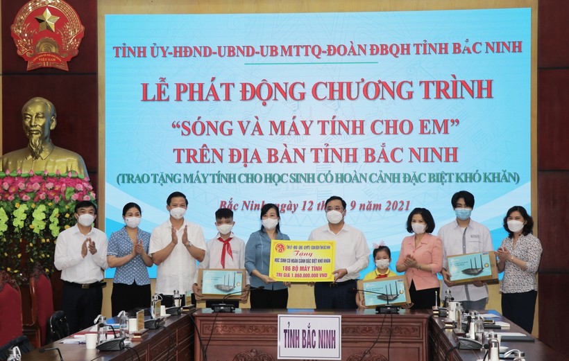 Lãnh đạo tỉnh Bắc Ninh trao máy tính qua Sở GD&ĐT để gửi tặng cho học sinh có hoàn cảnh khó khăn.