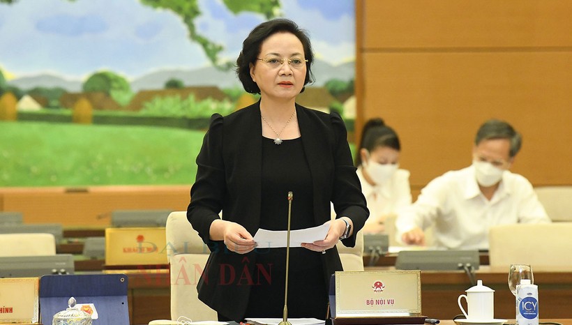 Bộ trưởng Bộ Nội vụ Phạm Thị Thanh Trà trình bày Tờ trình (Ảnh Lâm Hiển).