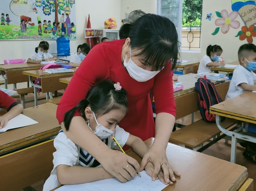 Học sinh trên địa bàn huyện Tiên Du trở lại trường học trong điều kiện an toàn phòng dịch.