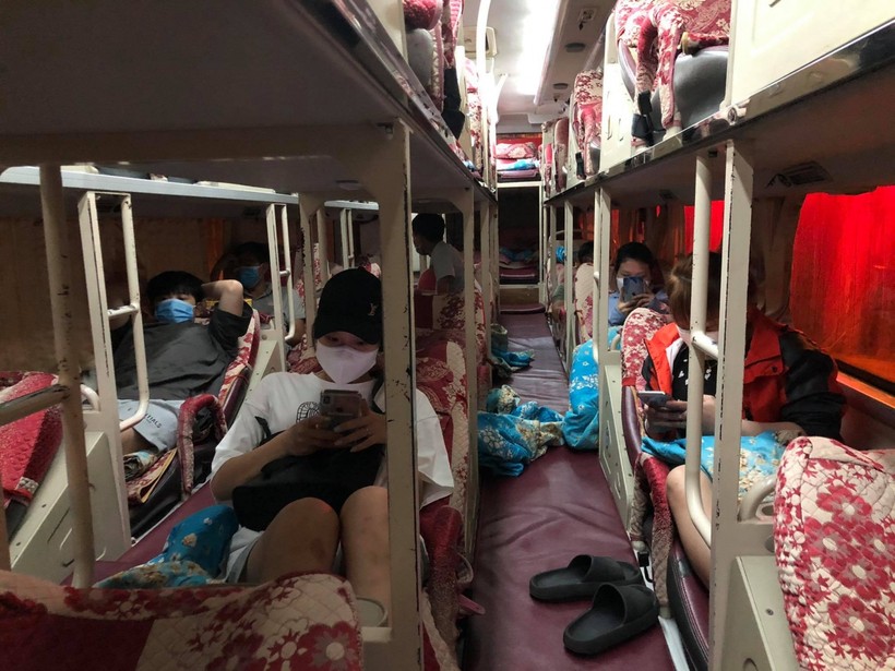 Tại thời điểm CSGT kiểm tra, chiếc xe khách giường nằm đã đón 10 hành khách.