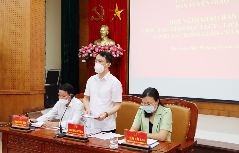 Trần Văn Vững, Tỉnh ủy viên, Phó Trưởng ban Thường trực Ban Tuyên giáo Tỉnh ủy Bắc Ninh phát biểu tại Hội nghị.