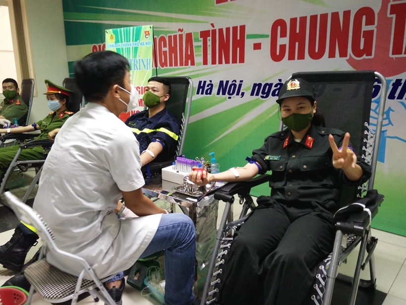 Cán bộ chiến sĩ Công an TP Hà Nội tham gia hiến máu.