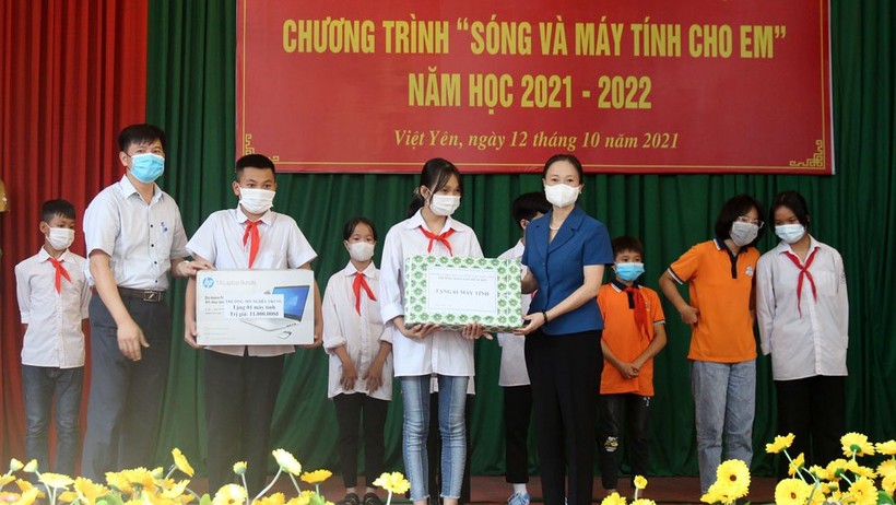 Bà Đỗ Thị Hương- Trưởng phòng GD&ĐT huyện Việt Yên trao thiết bị học tập cho học sinh khó khăn.