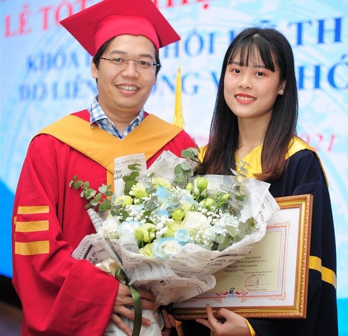 Thủ khoa Quản lý Công nghiệp và Năng lượng chụp ảnh lưu niệm cùng TS. Dương Trung Kiên - Phó Hiệu trưởng nhà trường (ảnh tư liệu).