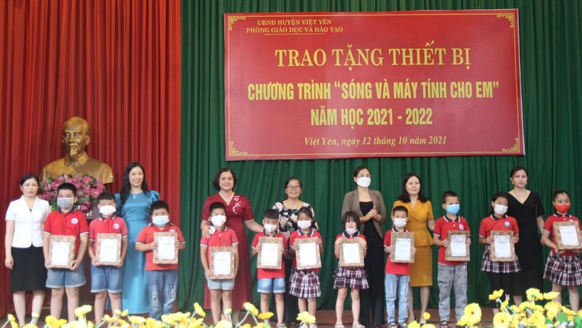 Công đoàn ngành Giáo dục Việt Yên tích cực tham gia hoạt động chương trình "Sóng và máy tính cho em".