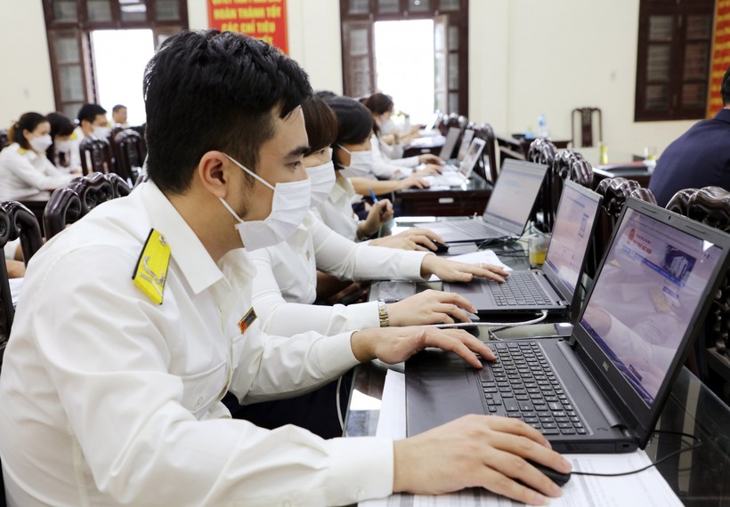 Cán bộ Chi cục Thuế khu vực Gia Thuận trả lời câu hỏi của người nộp thuế trên Website.