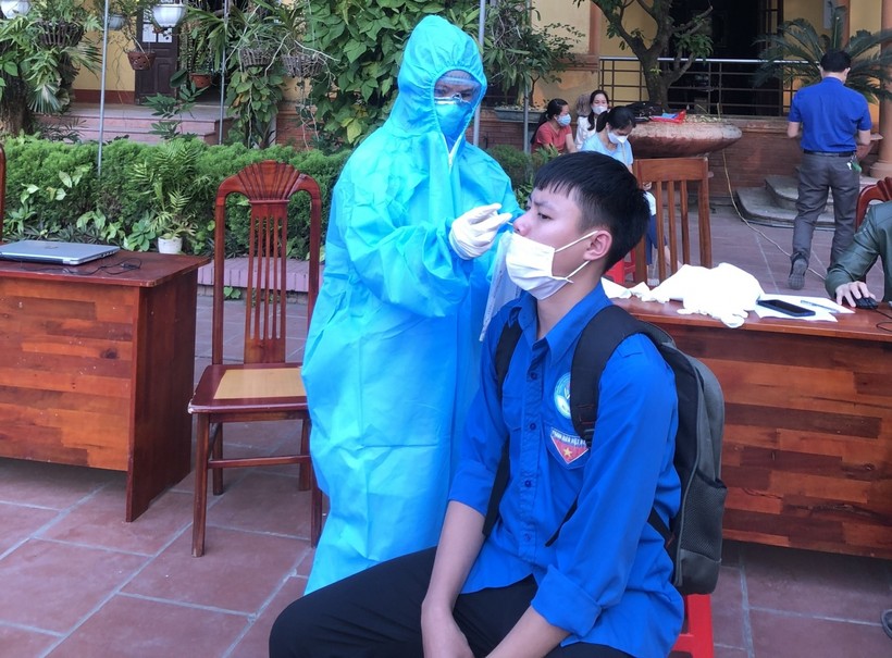Học sinh trường THPT Việt Yên số 2 thực hiện xét nghiệm Covid-19.