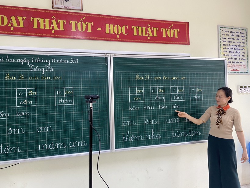 Trường học tại huyện Việt Yên, Bắc Giang chuyển sang dạy trực tuyến phòng dịch.