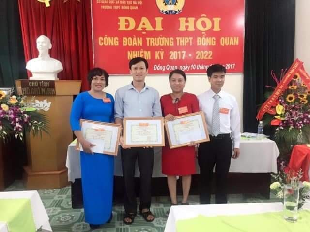 Thầy Nguyễn Văn Đức (thứ 2 từ trái sang) – GV Trường THPT Đồng Quan (Ảnh NVCC)