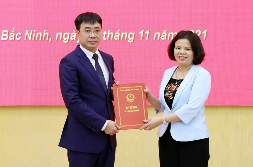 Chủ tịch UBND tỉnh Bắc Ninh Nguyễn Hương Giang trao Quyết định cho ông Vũ Huy Phương.