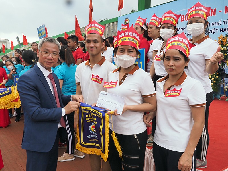 Trưởng phòng GD&ĐT thành phố Từ Sơn trao giải cho các đội.