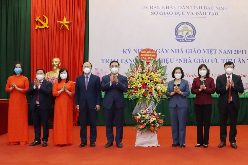Các đồng chí lãnh đạo tỉnh Bắc Ninh tặng hoa chúc mừng Ngành Giáo dục Bắc Ninh. 