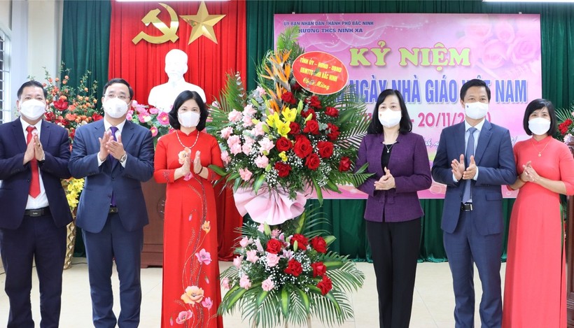 Bí thư Đào Hồng Lan tặng hoa chúc mừng thầy, cô Trường THCS Ninh Xá.