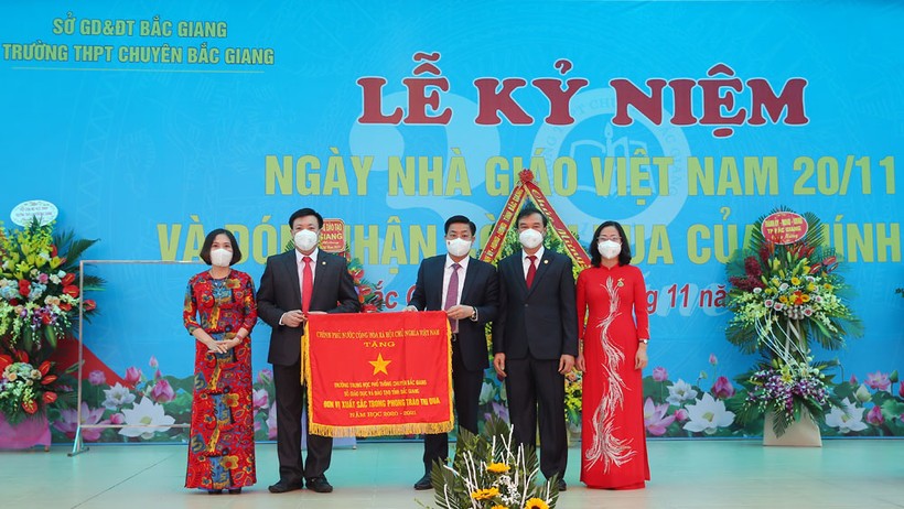 Thừa ủy quyền của Thủ tướng Chính phủ, ông Dương Văn Thái trao Cờ thi đua của Chính phủ cho Trường THPT Chuyên Bắc Giang. Ảnh BBG