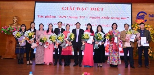 PGS.TS Đinh Văn Châu trao giải Đặc biệt cho tác phẩm "EPU trong tôi – Người thầy trong tim” và chụp ảnh lưu niệm.