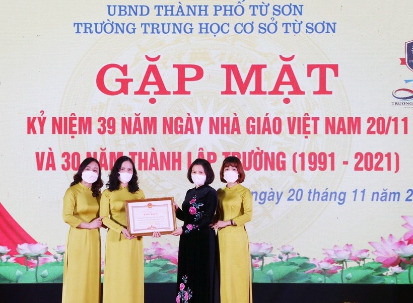 Chủ tịch UBND tỉnh Bắc Ninh Nguyễn Hương Giang trao Bằng khen cho Trường THCS Từ Sơn.