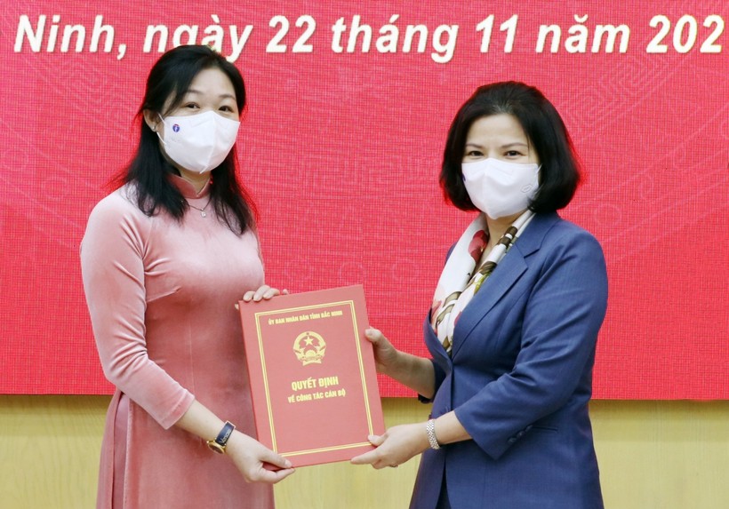 Chủ tịch UBND tỉnh Bắc Ninh - Nguyễn Hương Giang trao Quyết định bổ nhiệm cho bà Nguyễn Thị Lệ Tuyết.