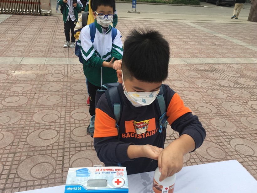 Học sinh Bắc Giang đến trường thực hiện nghiêm 5K phòng dịch Covid-19.