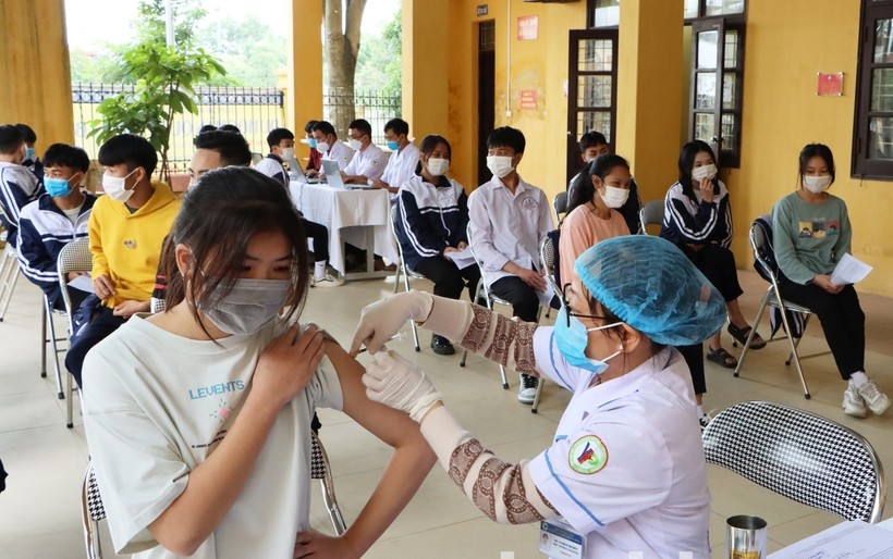 Lực lượng y tế thực hiện tiêm vắc xin phòng Covid-19 cho học sinh.