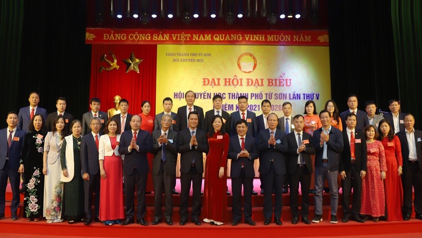 Ban chấp hành Hội Khuyến học thành phố Từ Sơn khóa V, nhiệm kỳ 2021 - 2026 ra mắt Đại hội.