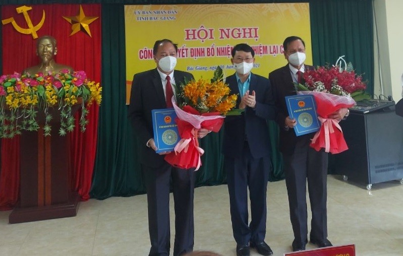 Chủ tịch UBND tỉnh Bắc Giang Lê Ánh Dương chúc mừng tân Giám đốc Sở GD&ĐT Tạ Việt Hùng (bên trái ngoài cùng) và Phó Giám đốc Sở GD&ĐT Nguyễn Văn Thêm.
