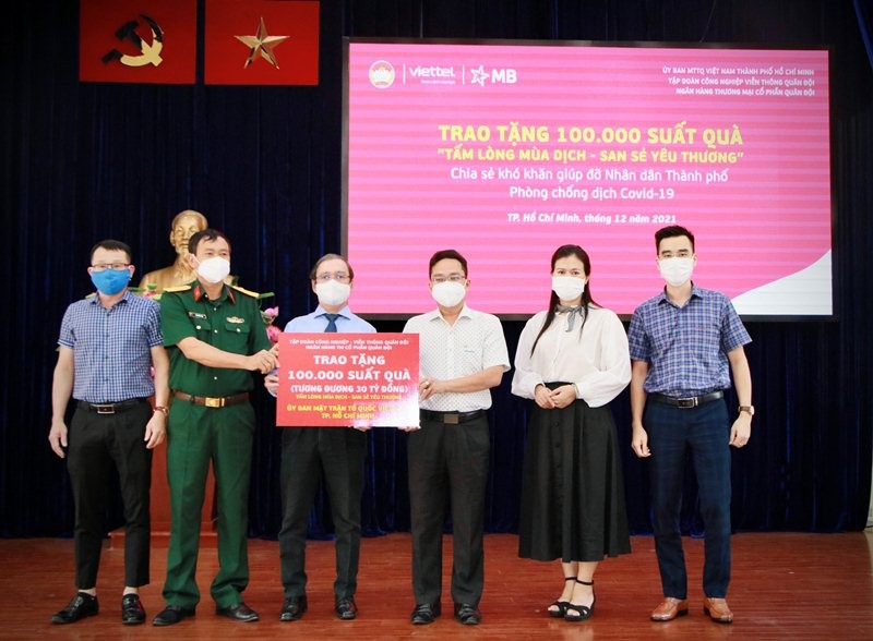 MB cùng Viettel trao tặng 100.000 suất quà đến các gia đình có hoàn cảnh khó khăn tại 22 quận, huyện trên địa bàn Thành phố Hồ Chí Minh.