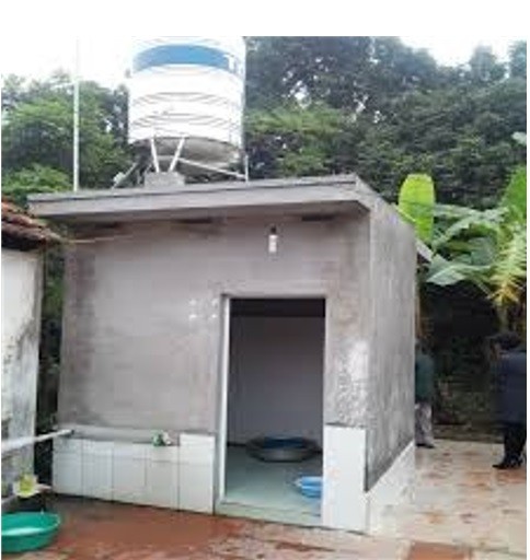 Nhà tắm và nhà tiêu hợp vệ sinh được xây dựng từ nguồn vốn của Chương trình.