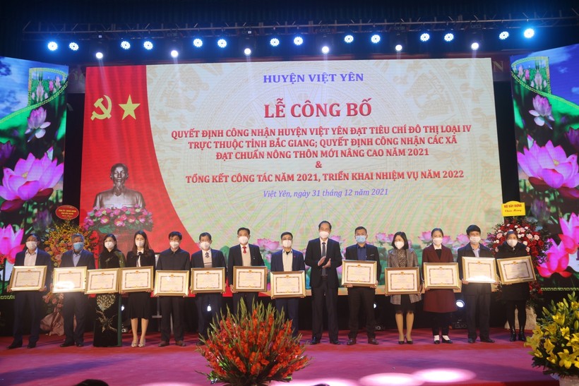 Lãnh đạo huyện Việt Yên trao bằng khen của Chủ tịch UBND tỉnh cho các tập thể, cá nhân có thành tích xuất sắc.