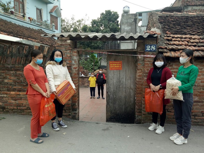 Quan tâm thăm hỏi gia đình, học sinh F0 trên địa bàn thành phố Bắc Giang.