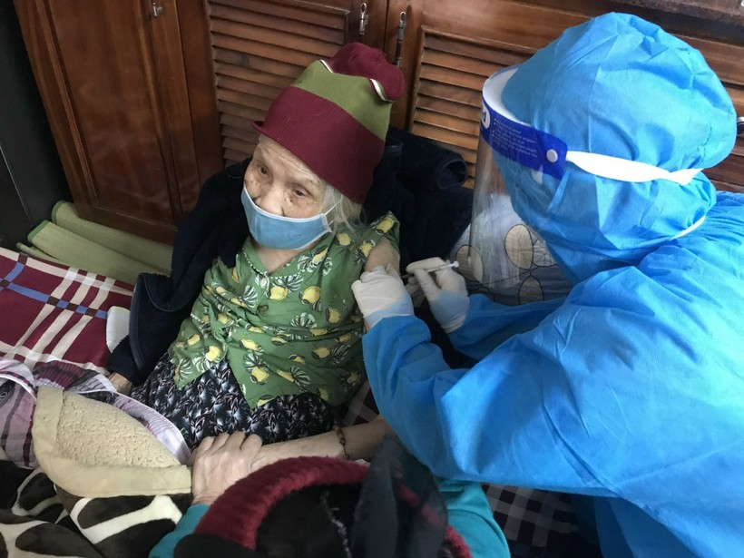 Tiêm vắc xin phòng dịch Covid-19 cho người nguy cơ cao trên địa bàn quận Ba Đình. 