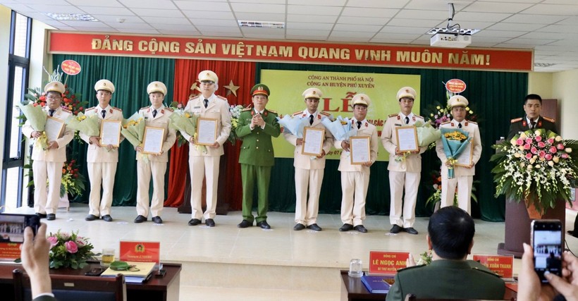 Ra mắt các trưởng công an xã tại huyện Phú Xuyên.