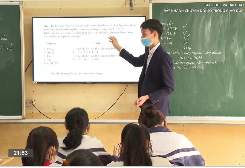 Tiết học chuyển đổi số tại Trường THCS Việt Tiến giúp học sinh hào hứng và tiếp thu bài giảng tốt hơn.