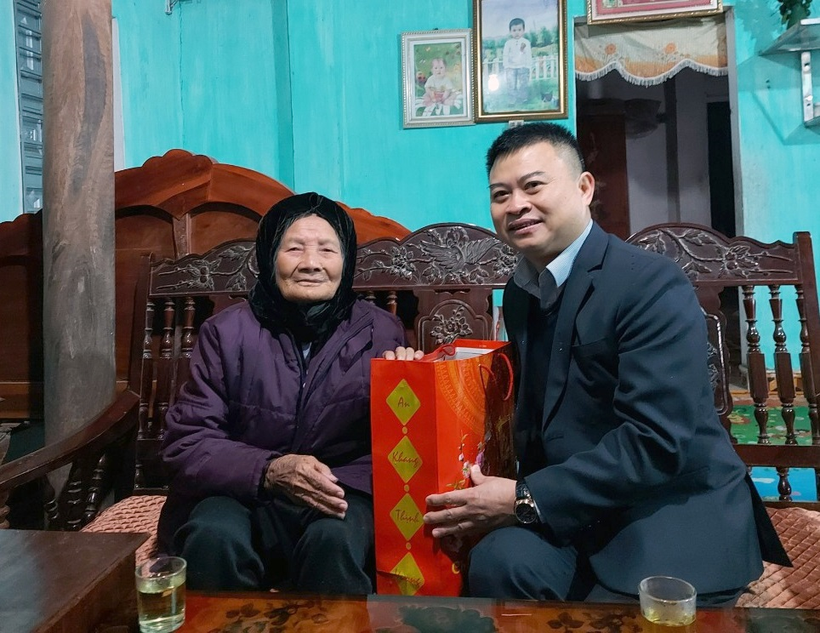 Ông Bạch Đăng Khoa - Phó Giám đốc Sở GD&ĐT Bắc Giang thăm, tặng quà Bà Mẹ Việt Nam Anh hùng Nguyễn Thị Hàng.