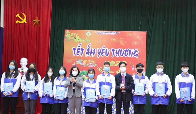 Lãnh đạo BHXH tỉnh Bắc Ninh và Hiệu trưởng Trường THPT Hàn Thuyên trao thẻ BHYT cho học sinh nghèo, có hoàn cảnh đặc biệt khó khăn.