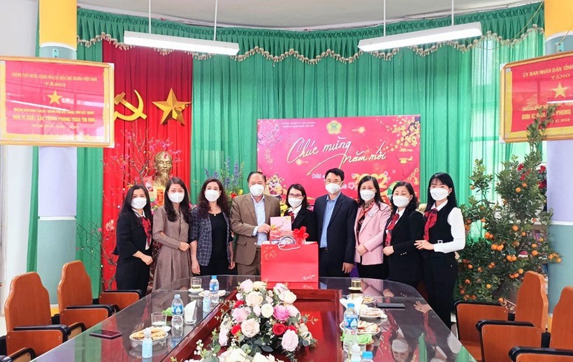 Đồng chí Tạ Việt Hùng, Giám đốc Sở GD&ĐT tặng quà cô giáo Chu Thị Nga.