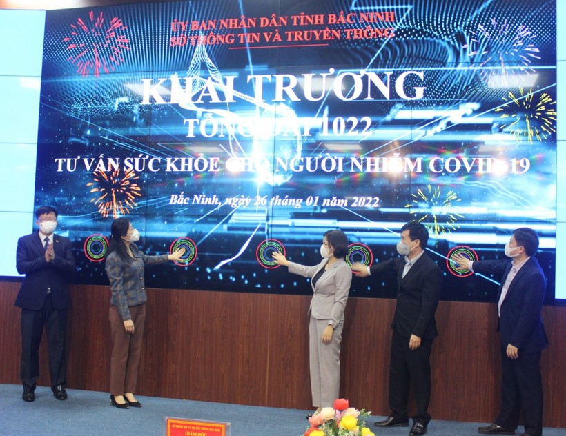 Chủ tịch UBND tỉnh Bắc Ninh - Nguyễn Hương Giang cùng lãnh đạo các Sở, ngành nhấn nút khai trương Tổng đài tư vấn.