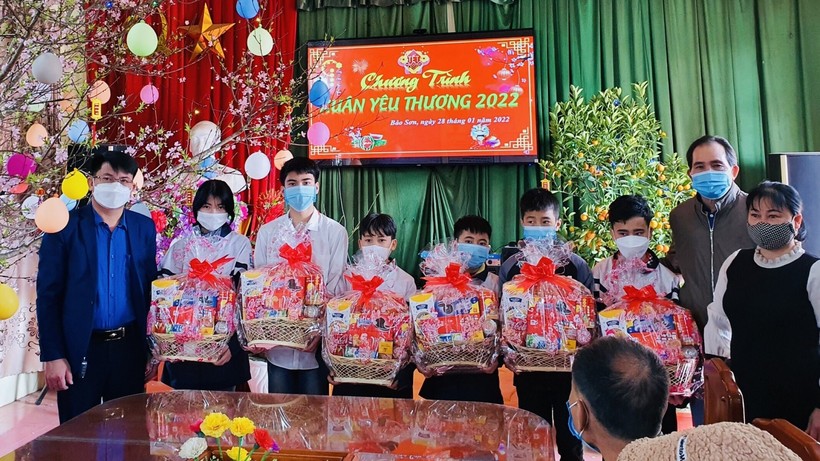 Trường THCS Bảo Sơn tặng quà học sinh có hoàn cảnh khó khăn dịp Tết.
