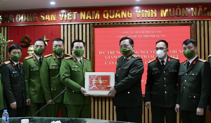 Giám đốc Công an TP. Hà Nội chúc tết và tặng quà cán bộ chiến sĩ Công an quận Thanh Xuân.
