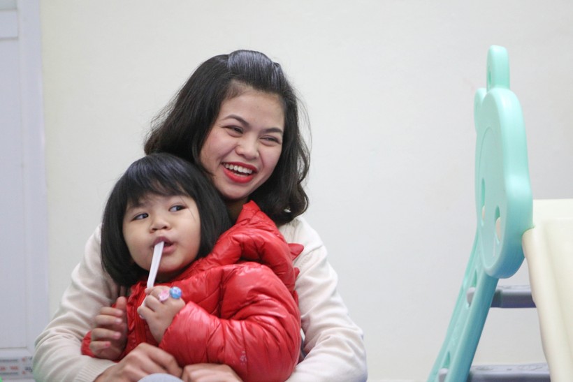Mẹ con chị Trung Anh ở nhà trong thời gian dịch bệnh chưa thể đến trường.