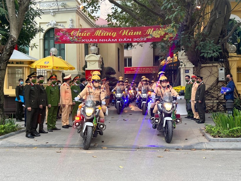 Công an TP Hà Nội ra quân đảm bảo TT ATGT năm 2022.